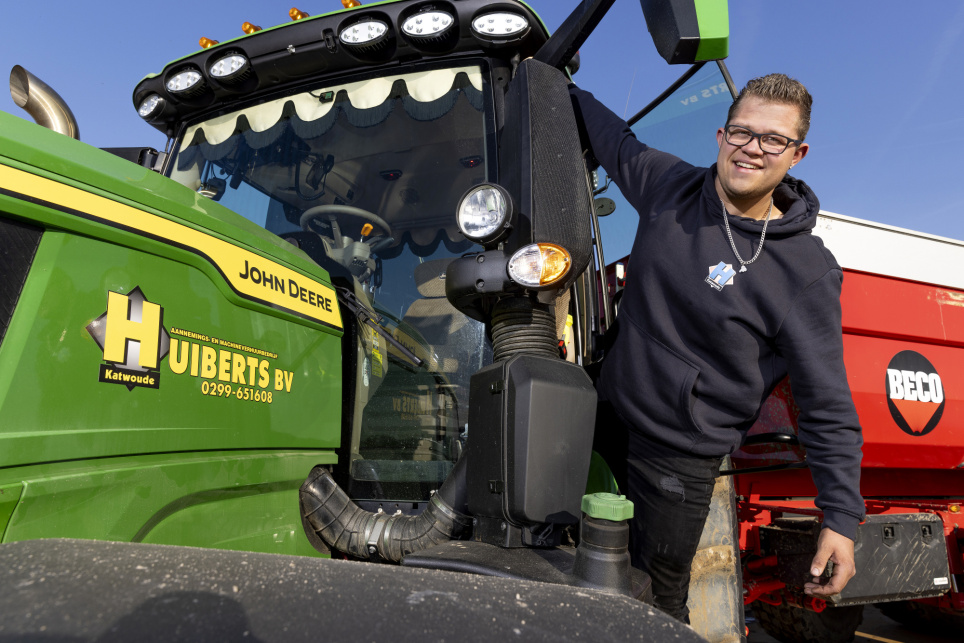 oud-student praktijkonderwijs op zijn eigen tractor