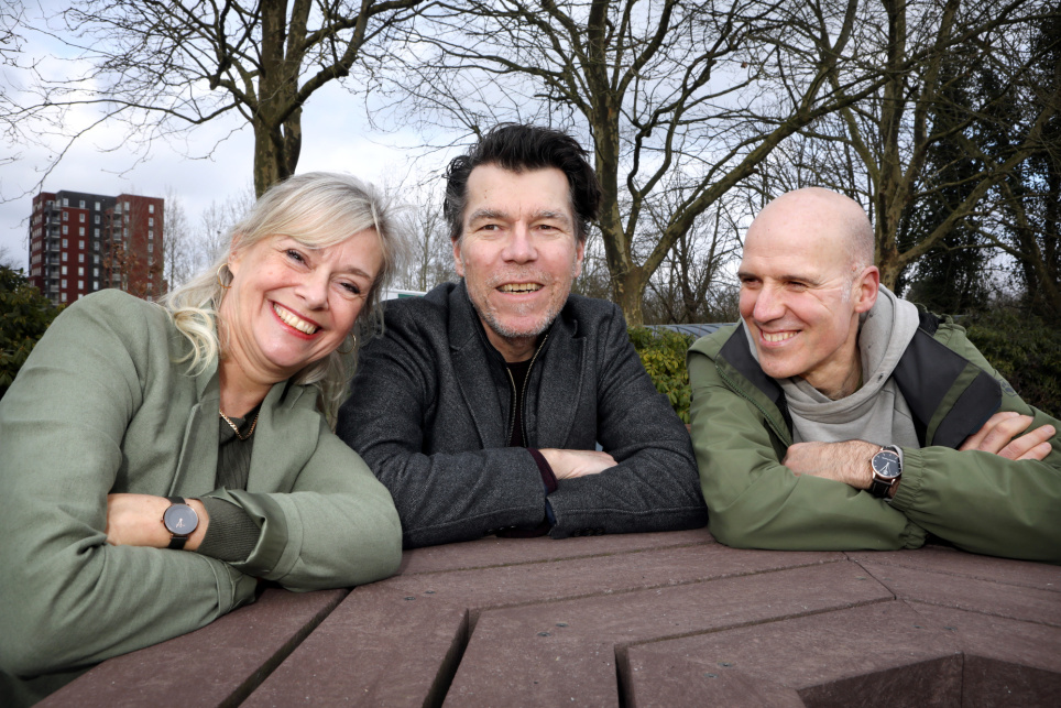 Drie mensen aan tafel: Elin Meijen, Marc ter Horst en Thijs Goverde zijn Schrijvers voor Toekomst