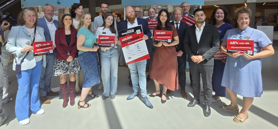 Uitreiking petitie 'bezuinig niet op onderwijskansen 2