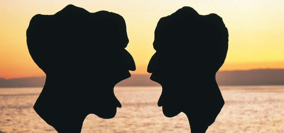 twee mannen die tegen elkaar schreeuwen
