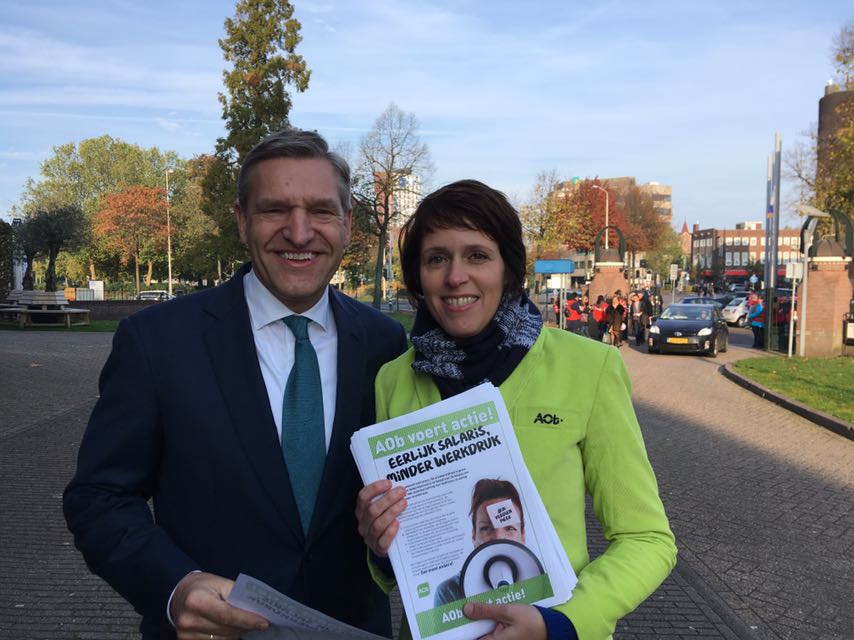CDA fractievoorzitter Sybrand Buma neemt actie flyer AOb in ontvangst