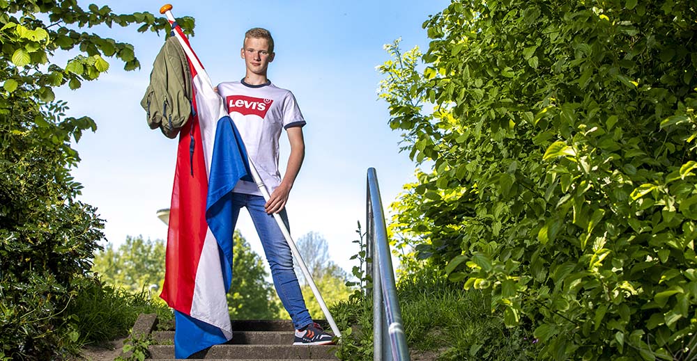 Michael Bloemheuvel is geslaagd voor zijn vmbo-basis. Het voelt dubbel, vindt hij: je zit thuis terwijl je nog op school hoort te zitten en opeens ben je geslaagd.
