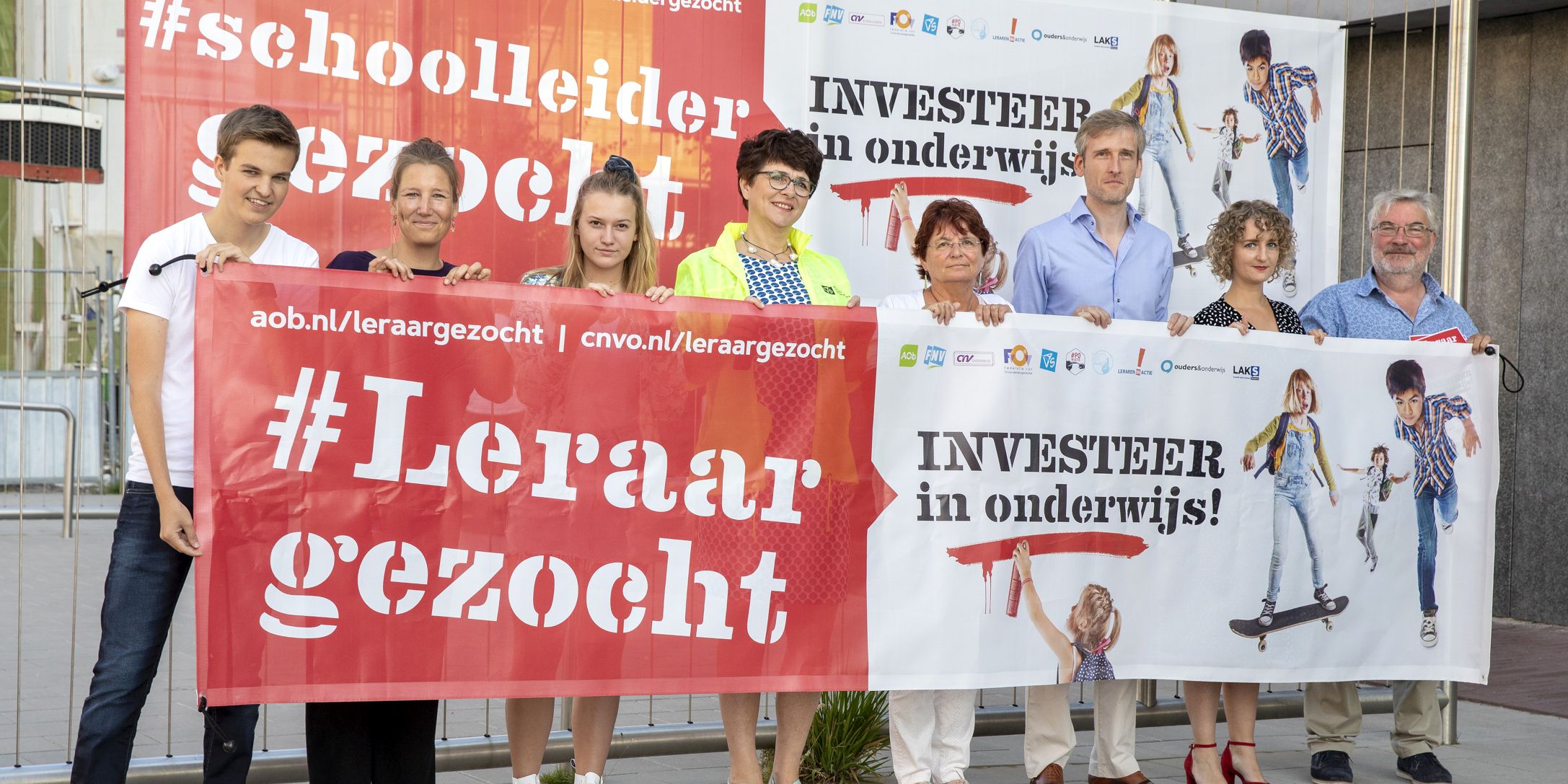 De vertegenwoordigers van de onderwijsorganisaties vragen aandacht voor het lerarentekort op MKC Zeeburgereiland in Amsterdam. AOb-voorzitter Liesbeth Verheggen (vierde van rechts): \"Meer investeringen in het onderwijs zijn nodig.\"