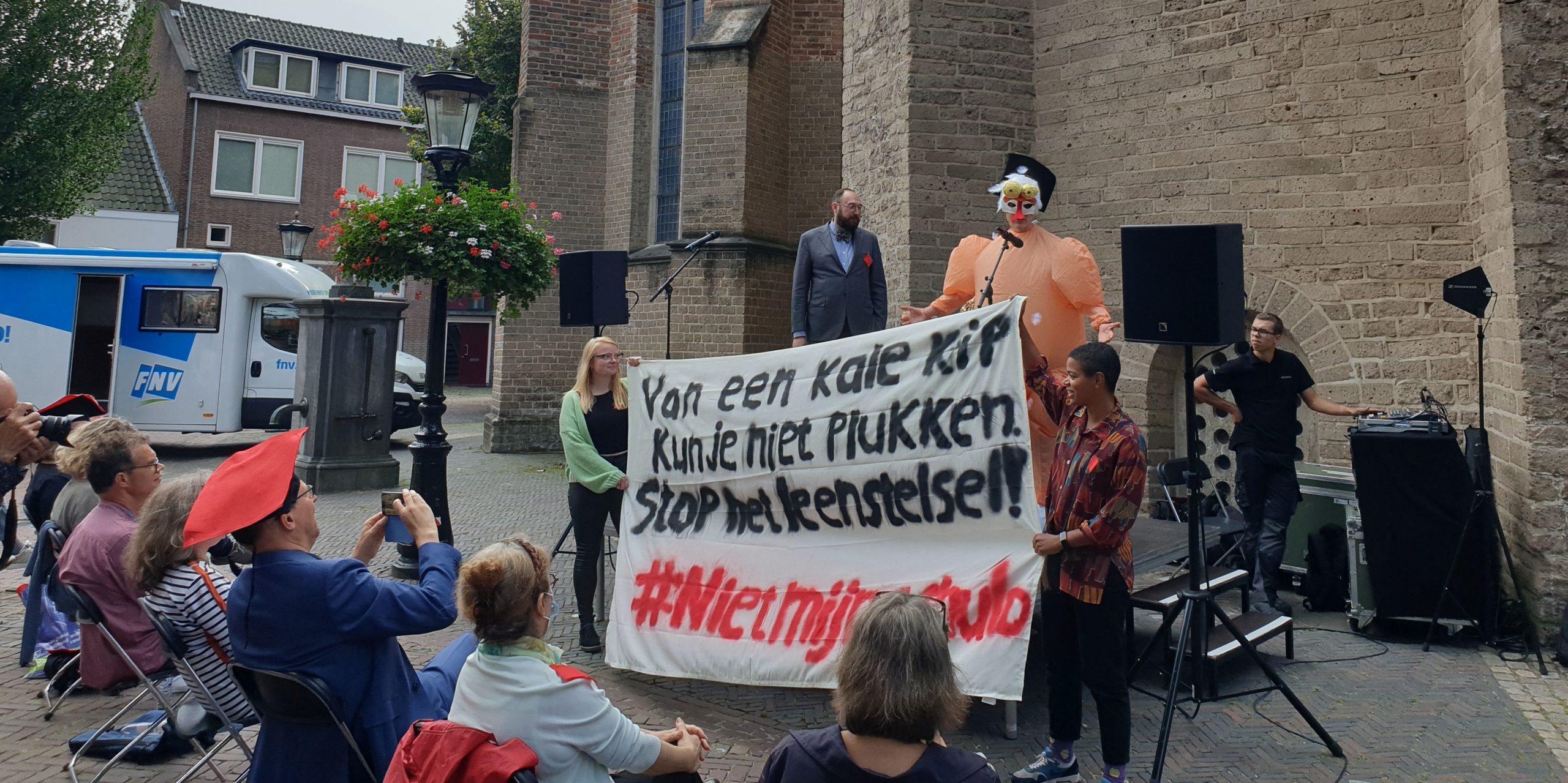 In een kippenpak protesteert LSVb-vicevoorzitter Joshua de Roos tegen de massaliteit in het onderwijs op de universiteiten.