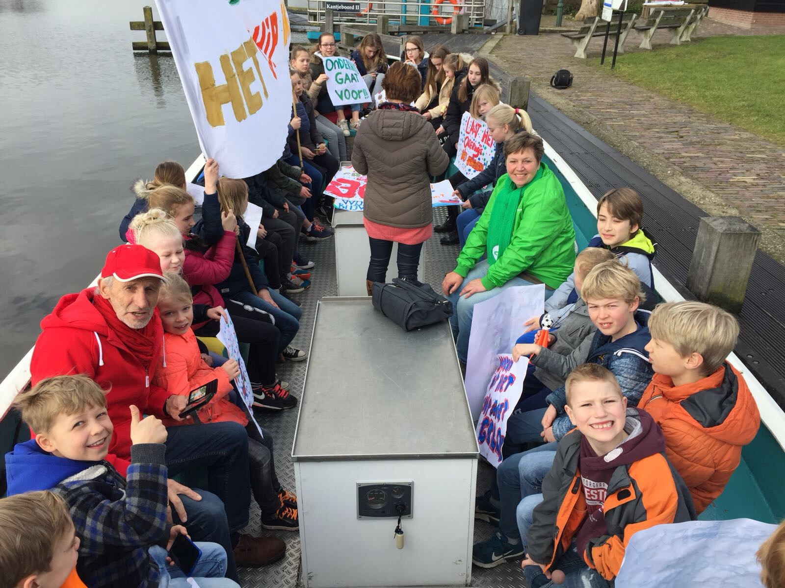 Basisschool De Flambouw uit Nigtevecht gaat met spandoeken in een boot de Vecht op om aandacht te vragen voor een beter salaris.