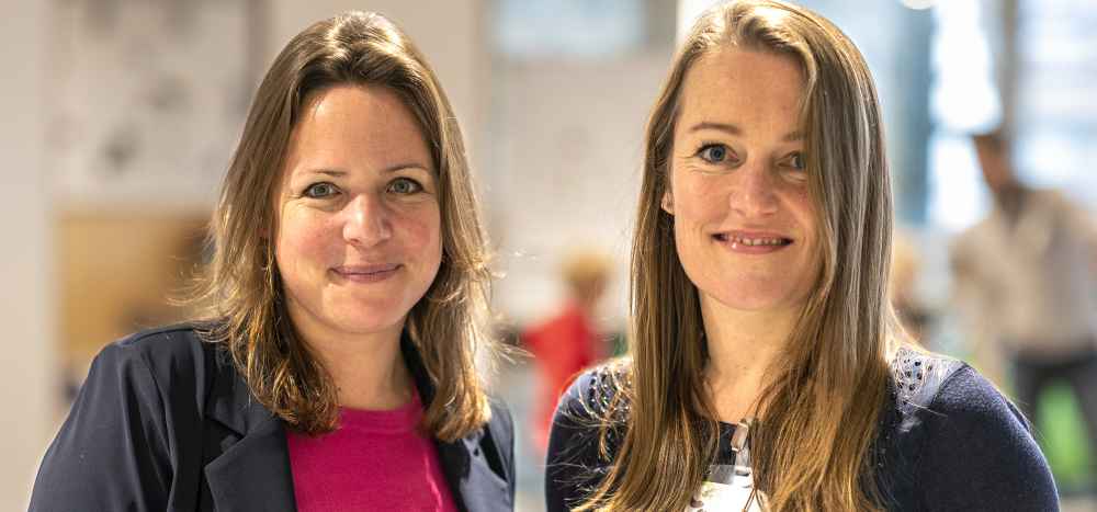 Technolab-medewerker Chantal Goes (rechts): “Er valt meer te leren dan alleen uit boeken. ” Annet Stegeman (links): “Zo’n eerste snelle les vinden ze allemaal wel even spannend.”