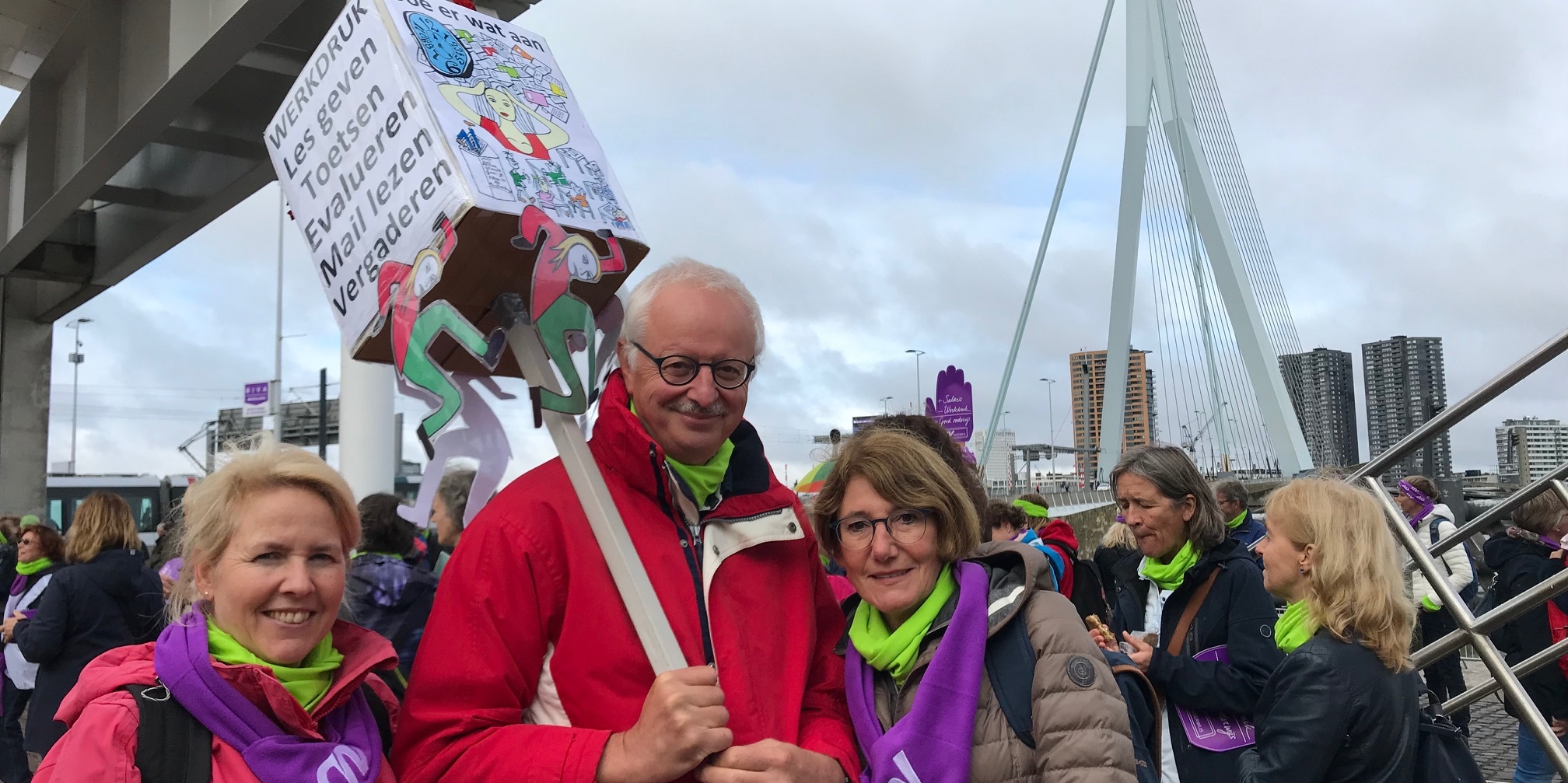 Marcel Schoffelen (midden) is met pensioen, maar loopt ook in Rotterdam weer mee met de protestmars om z'n oud-collega's te steunen.