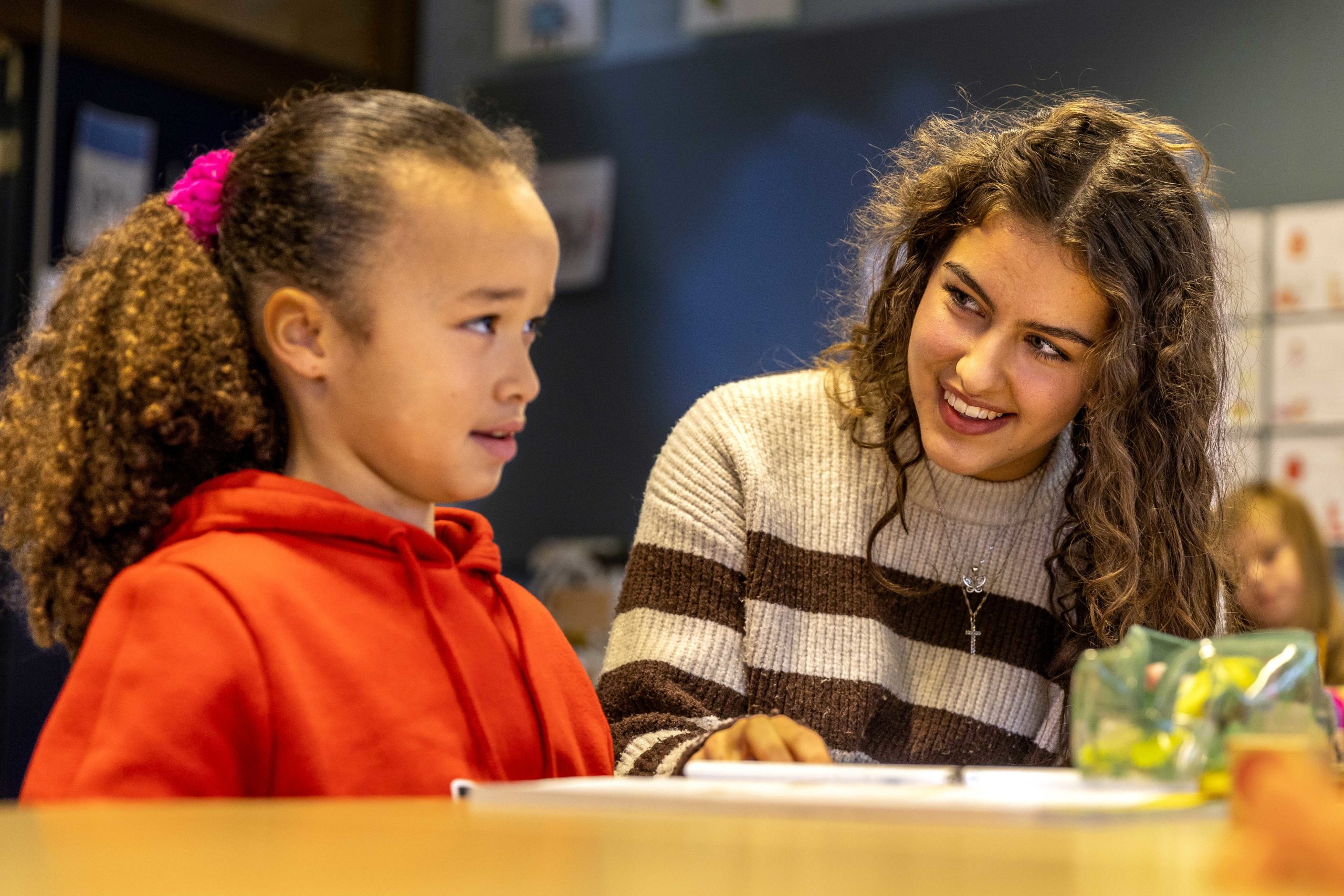 Direct na de rekeninstructie vragen leerlingen Tamar Jagersma (4 vwo) al om hulp. “Mijn grote voorbeeld en held is mijn eigen juf van groep 8.”