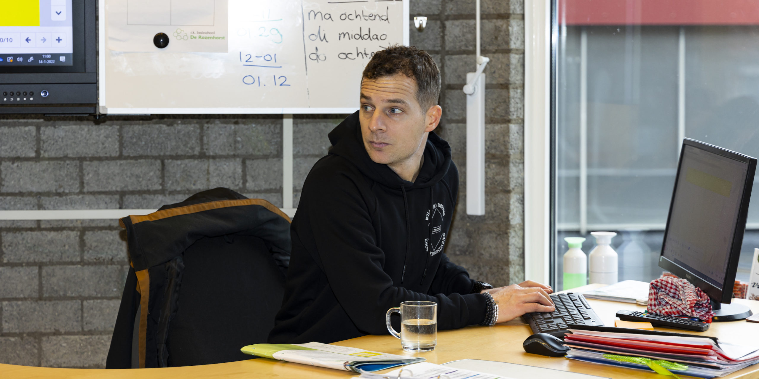 Nick van Deursen was op z’n 26ste al adjunct-directeur. Maar hij miste de kinderen. “Ik denk dat je als leraar meer kan betekenen.”